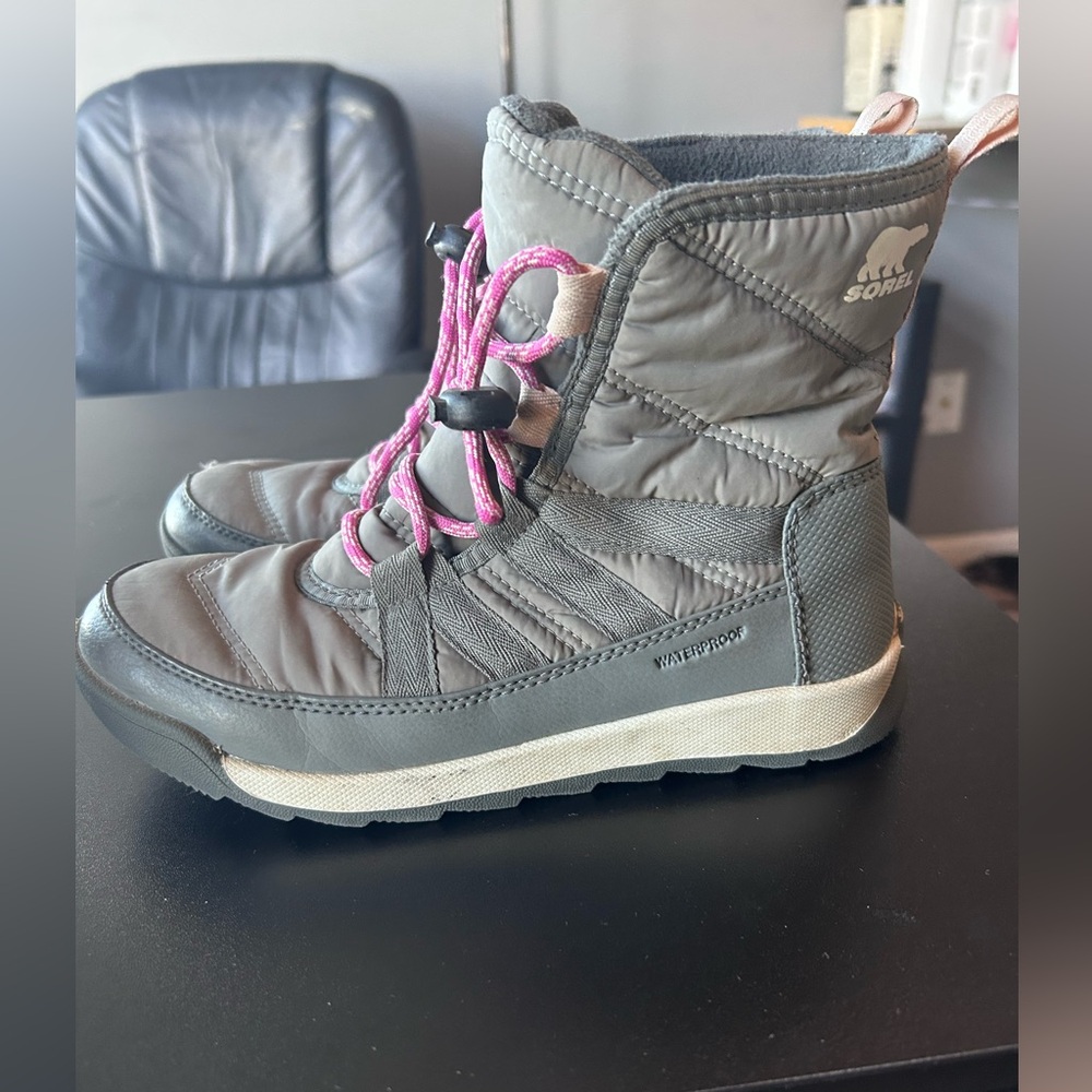 Sorel Kids‎ Boots in Gray with Pink Laces - Picture 4 of 7